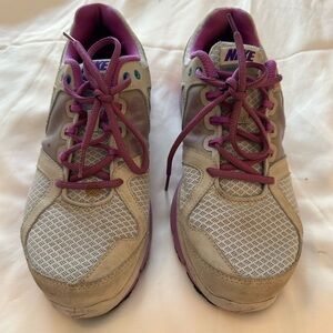 🩷5/$10 Nike gym shoes size 9.5